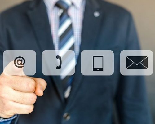 Imagen hombre señalando símbolo de teléfono, @, teléfono móvil y email